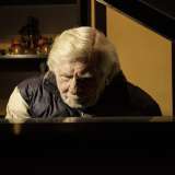 Dal suono un po� metallico del pianoforte automatico che ci ha fatto assaporare un allegro motivetto passiamo infine a quello di un pi� dolce pianoforte a coda che Rocco tiene a mostrarci, rivelando che sta componendo un pezzo per una sua nipote